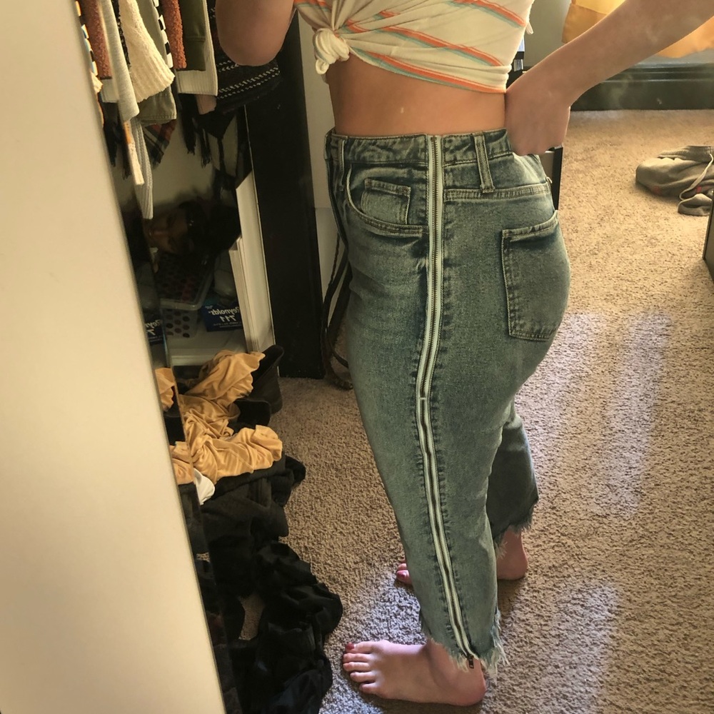 Distressed Jeans with Zipper